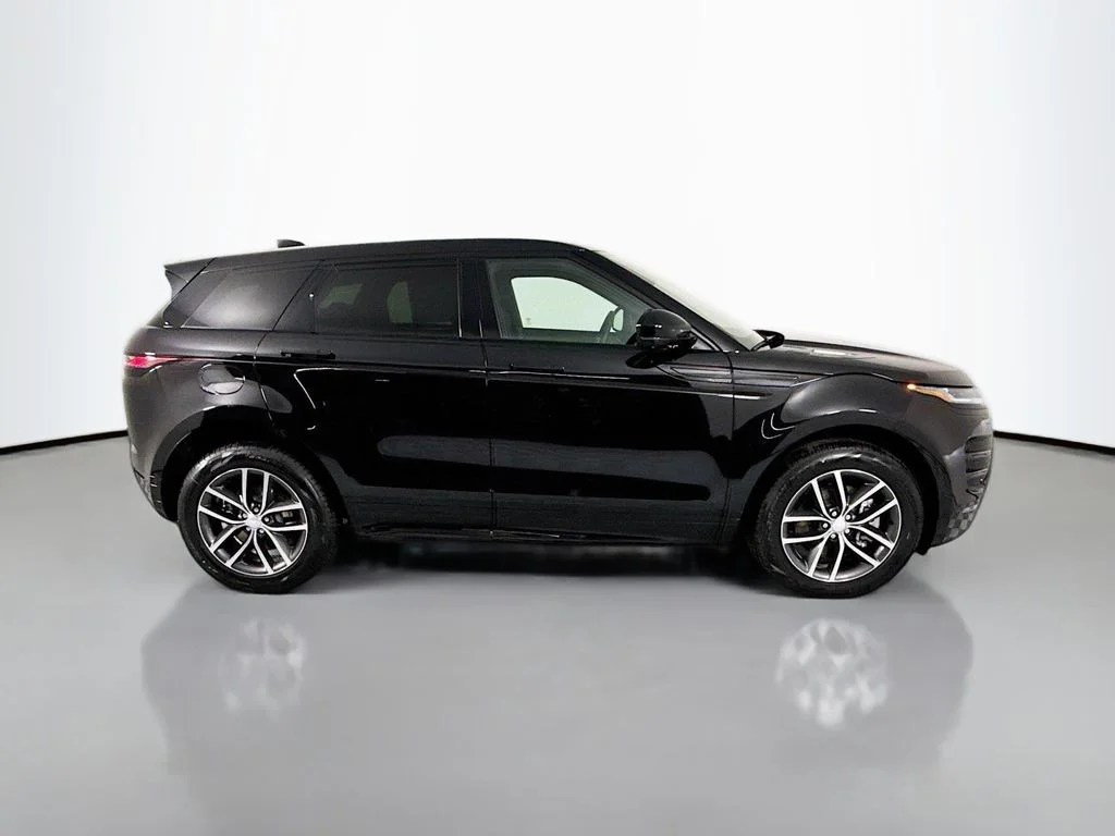 New 2025 Santorini Black Metallic Land Rover Dynamic image 4