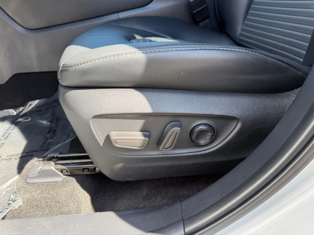 2025 Toyota Highlander XSE - Photo 13