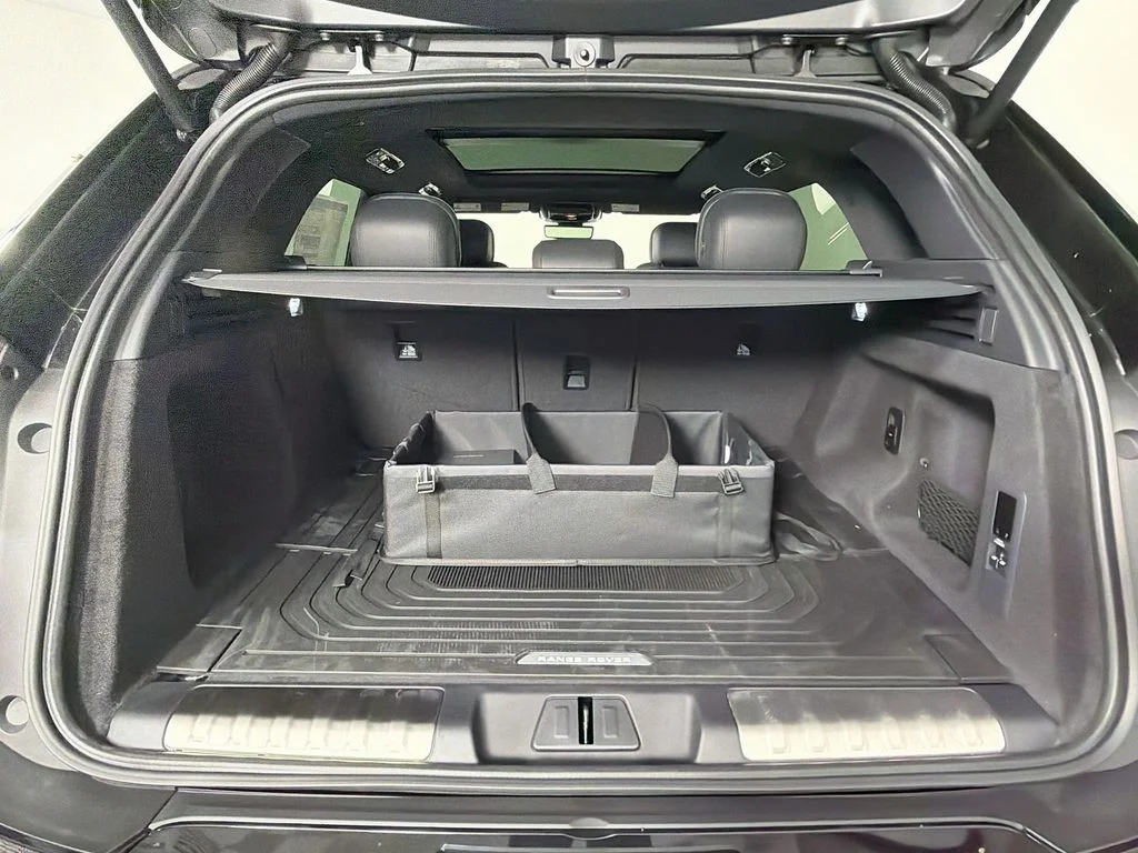 New 2026 Santorini Black Land Rover Dynamic SE image 28