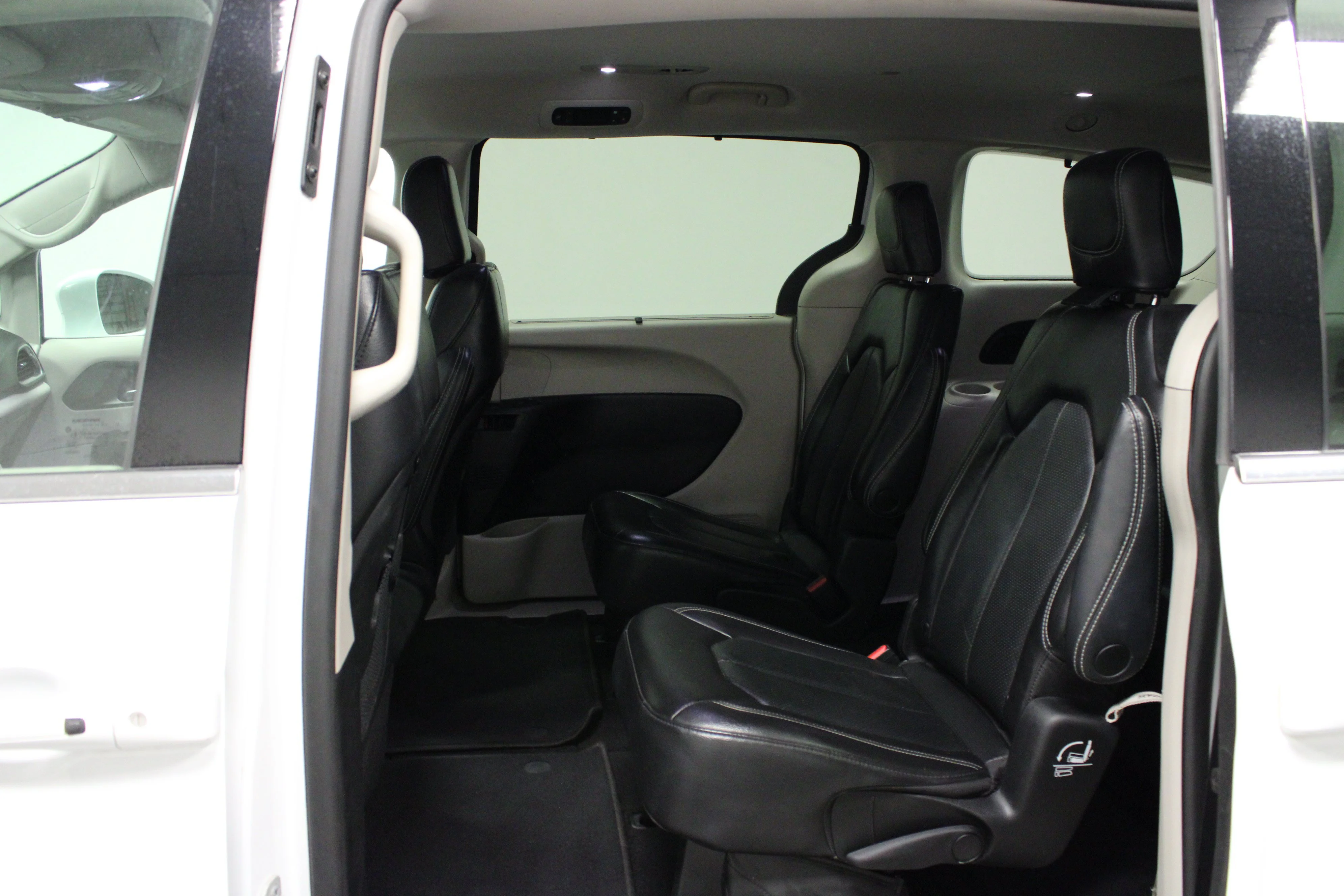 Used 2022 Bright White Clearcoat Chrysler Touring L image 13