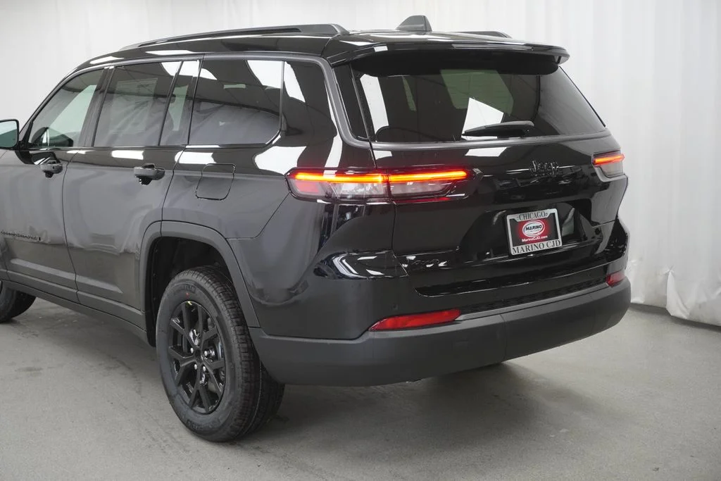 New 2026 Diamond Black Crystal Pearl-Coat Exterior Paint Jeep Altitude image 12