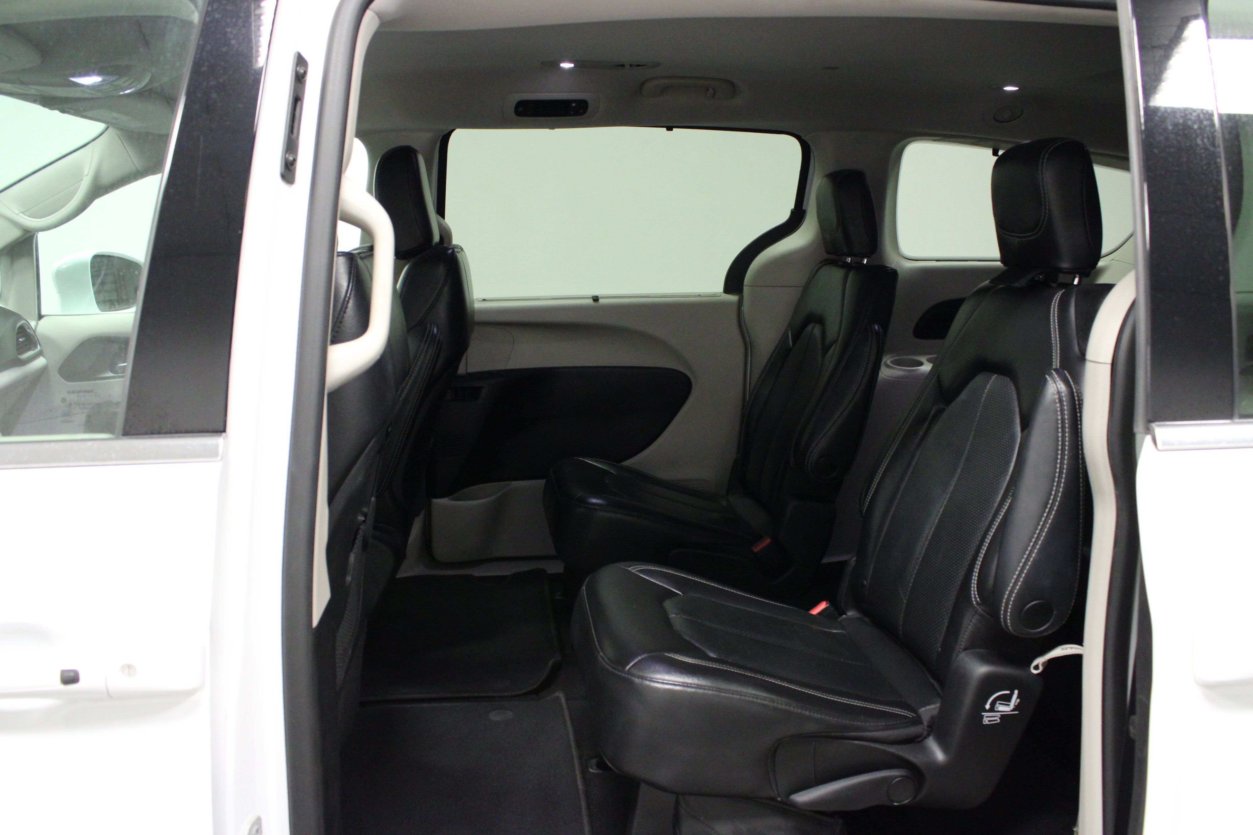 Used 2022 Bright White Clearcoat Chrysler Touring L image 13