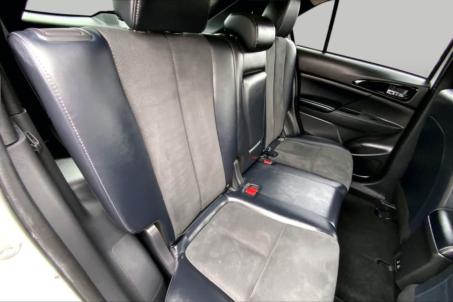 Used 2024 White Diamond Mitsubishi SE image 18
