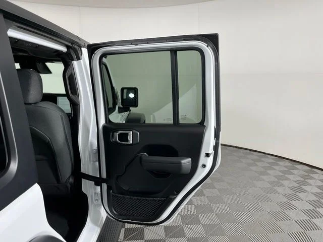 Used 2026 White/off-white Jeep Sport S image 43