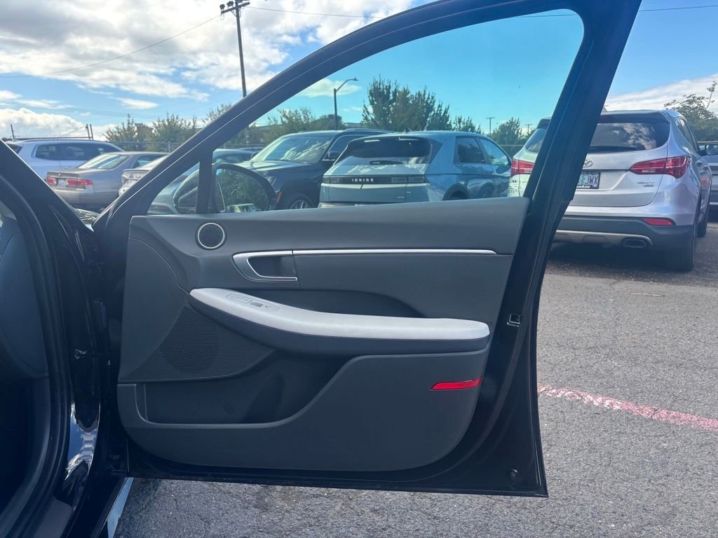 Used 2025 Black Hyundai SEL image 12