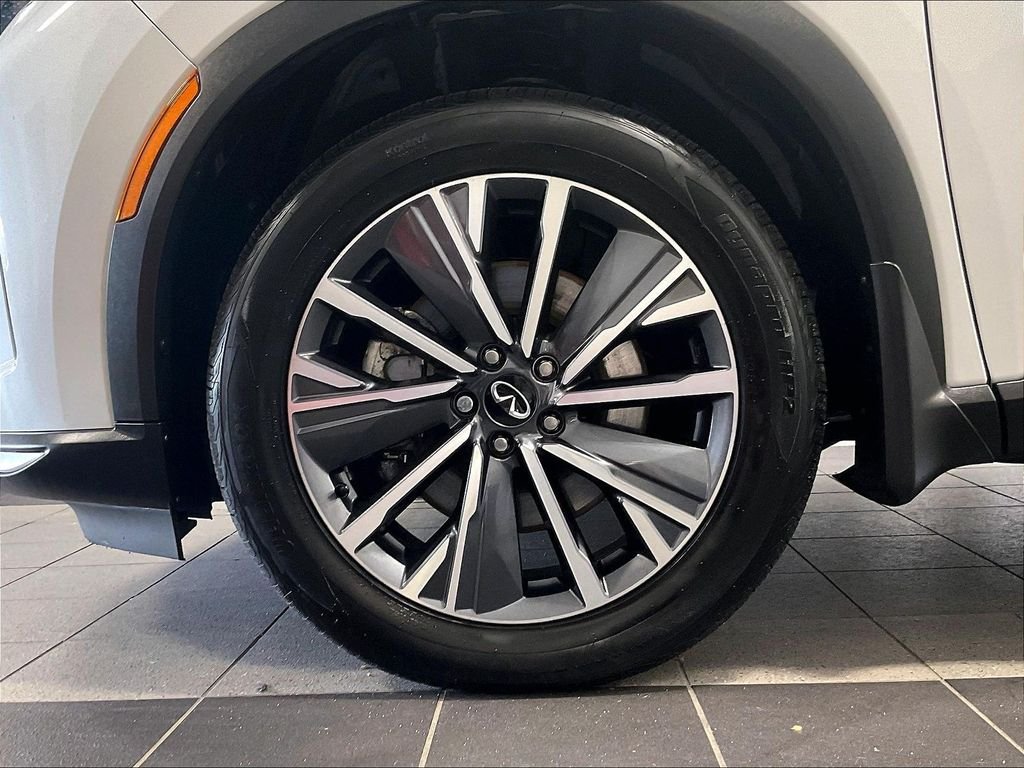 Used 2026 White INFINITI LUXE image 7