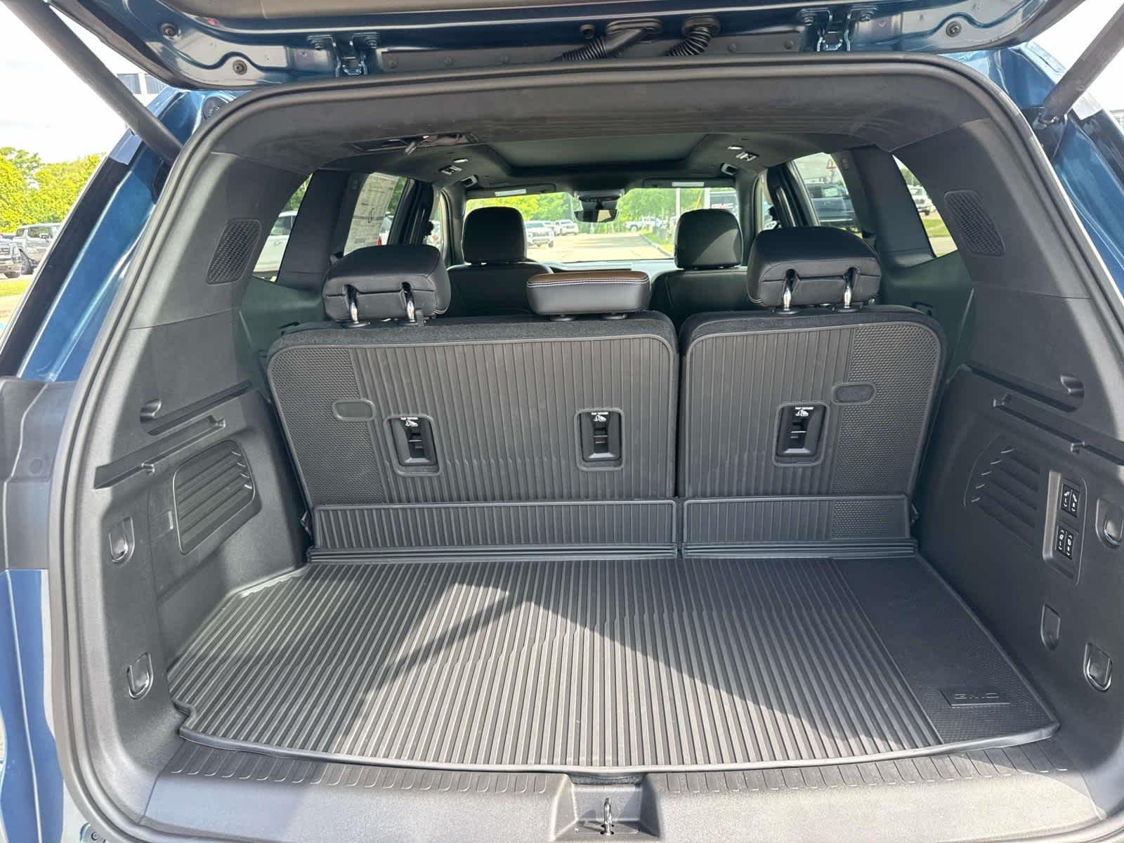 2026 GMC Acadia Denali Ultimate - Photo 7