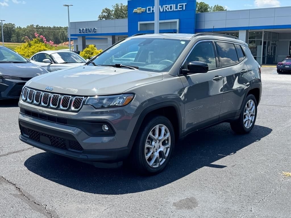 Used 2023 Gray Jeep Latitude Lux image 7