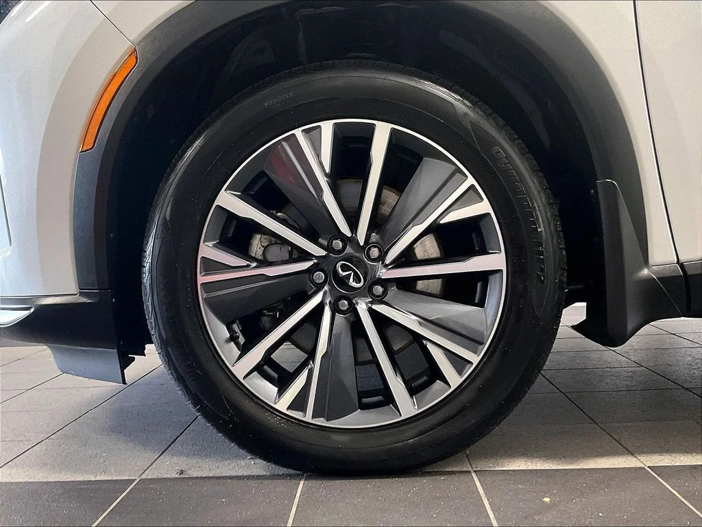 Used 2026 White INFINITI LUXE image 7