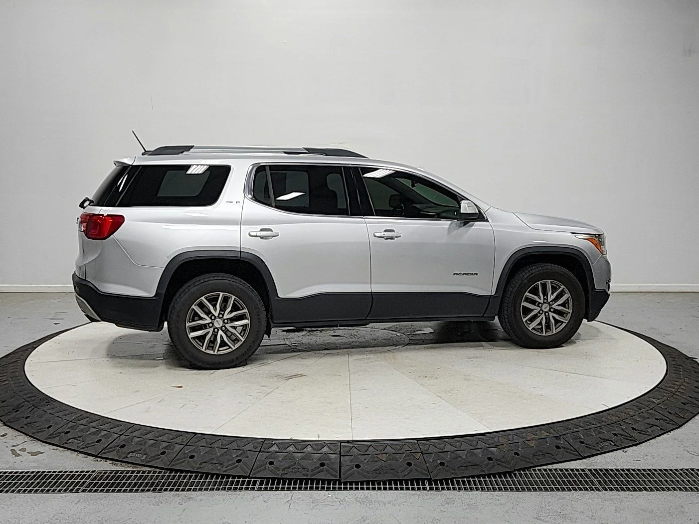 Used 2018 Silver GMC SLE-2 image 9