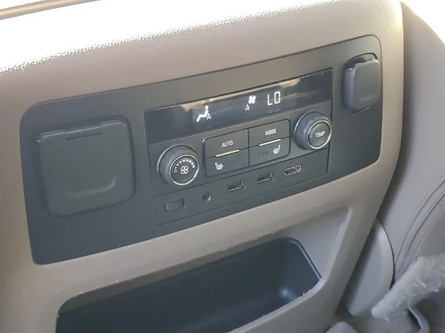 Used 2018 IRIDESCENT PEARL TRICOAT Chevrolet Premier image 32