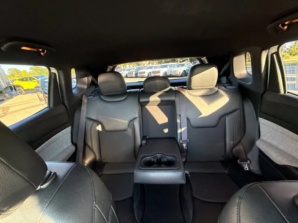 Used 2024 White Jeep Latitude image 28