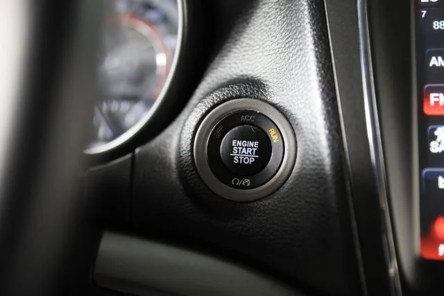 Used 2018 Silver Dodge Crossroad image 10