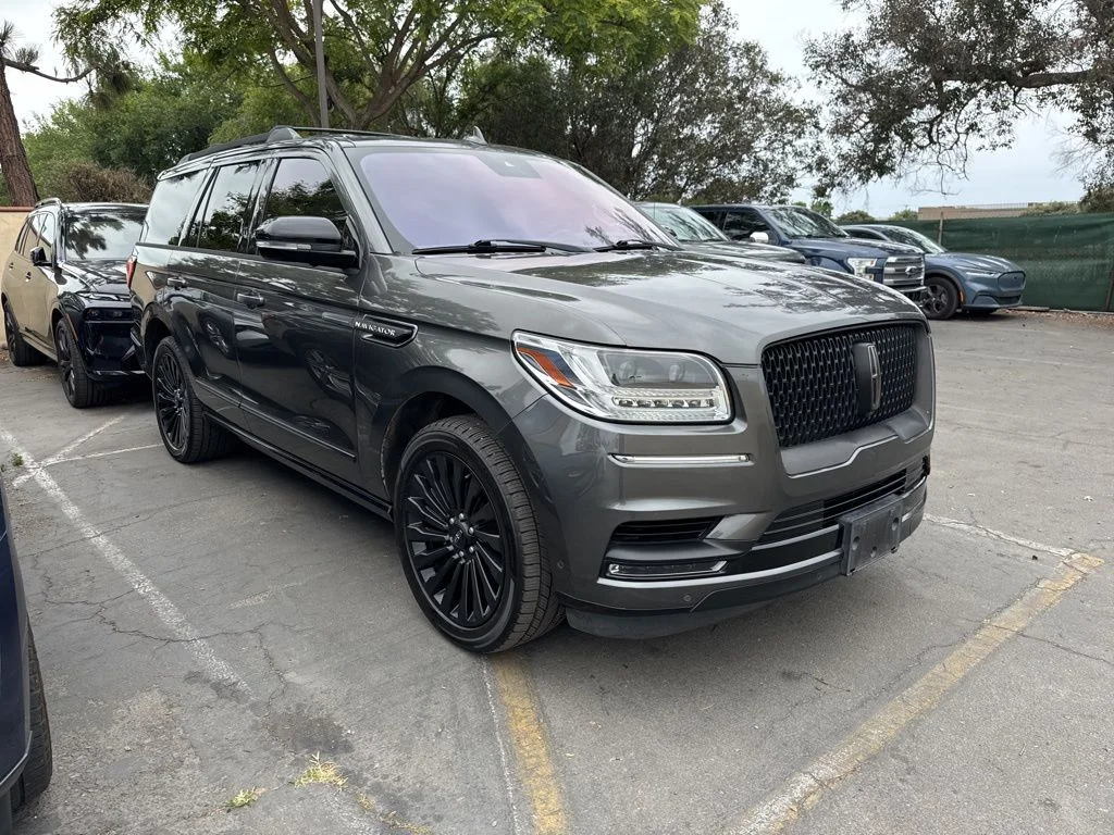 Used 2018 Gray Lincoln Reserve image 18