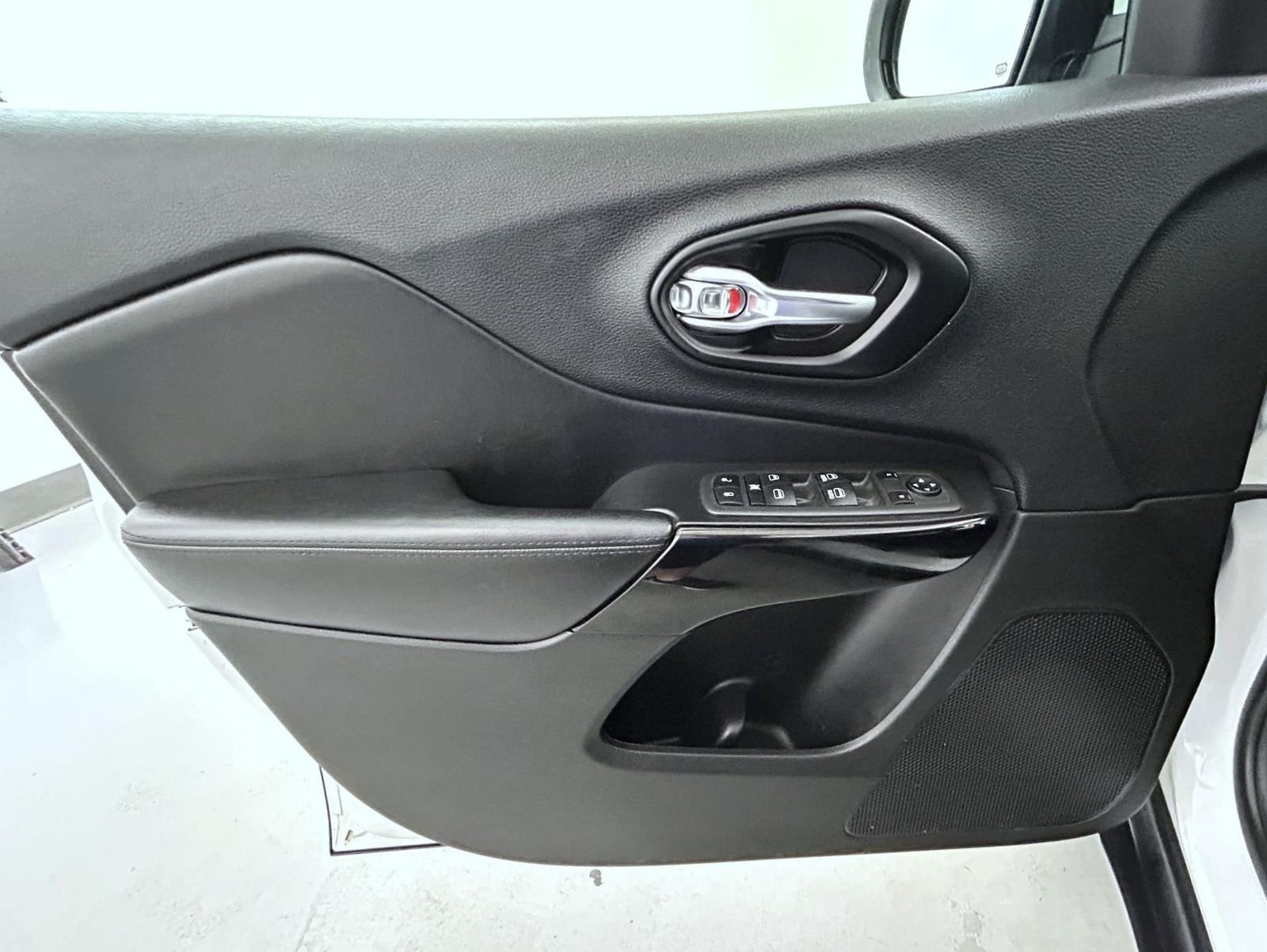 Used 2021 White Jeep Altitude image 9