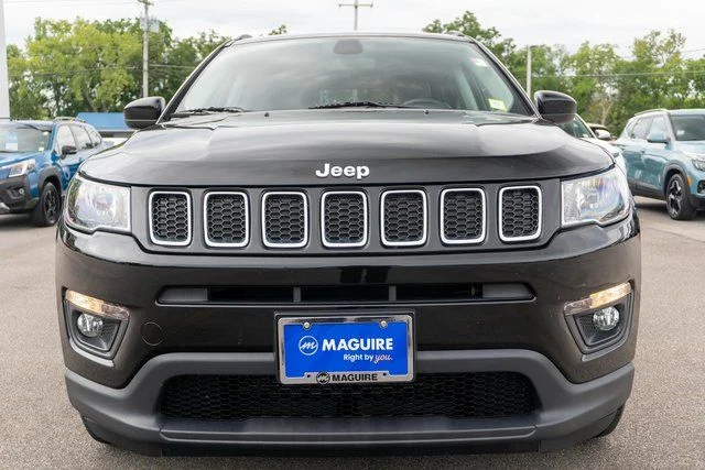 Used 2019 Black Jeep Latitude image 3