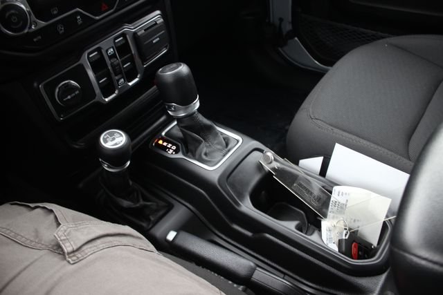 Used 2023 Silver Jeep Sport S image 9