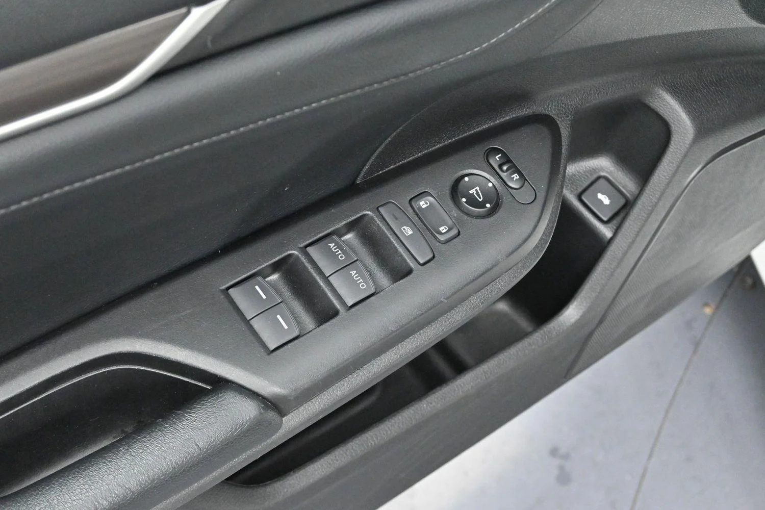 Used 2020 White Honda EX-L image 10