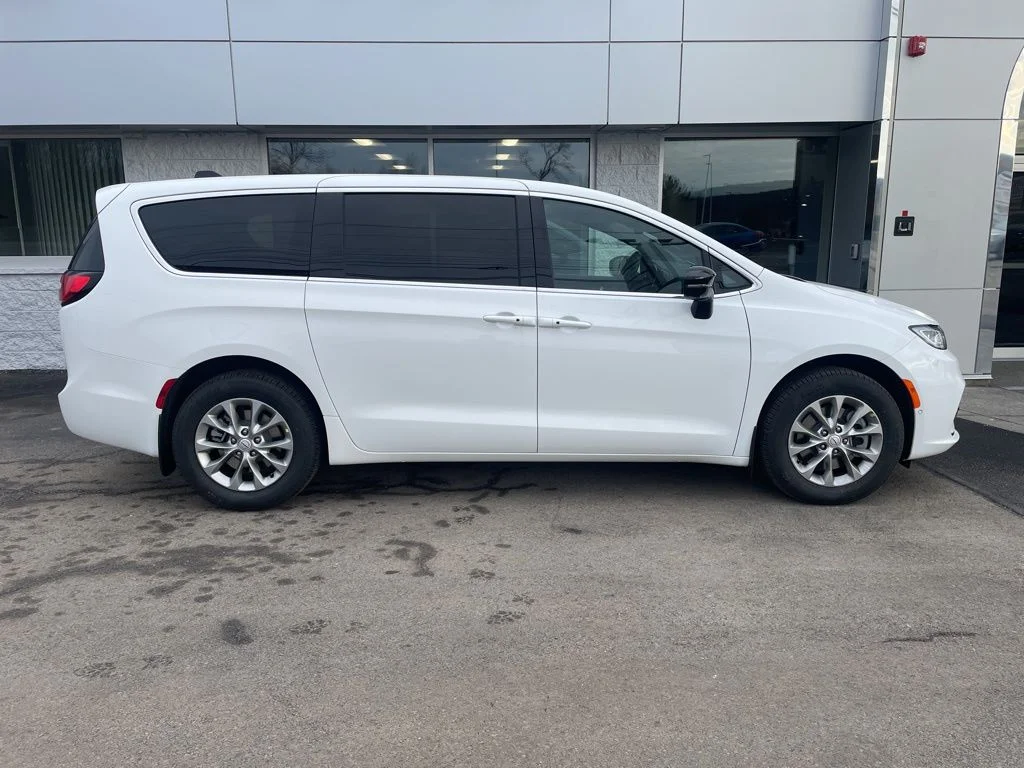 New 2026 Bright White Clear-Coat Exterior Paint Chrysler Select image 7