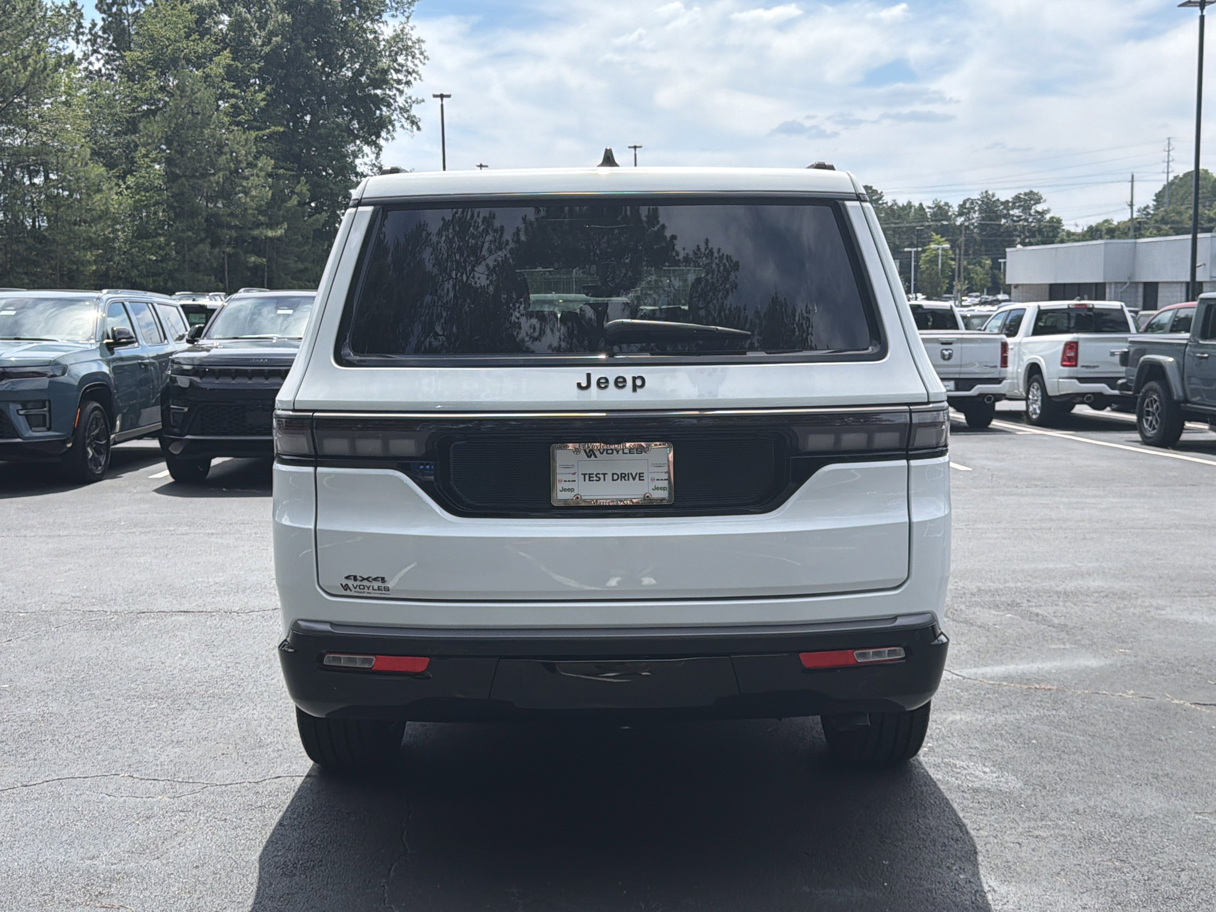 New 2026 Bright White Clear-Coat Exterior Paint Jeep Limited Reserve image 7