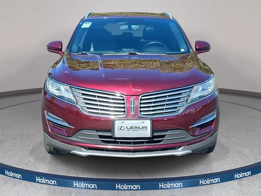 Used 2017 Red Lincoln Reserve image 2