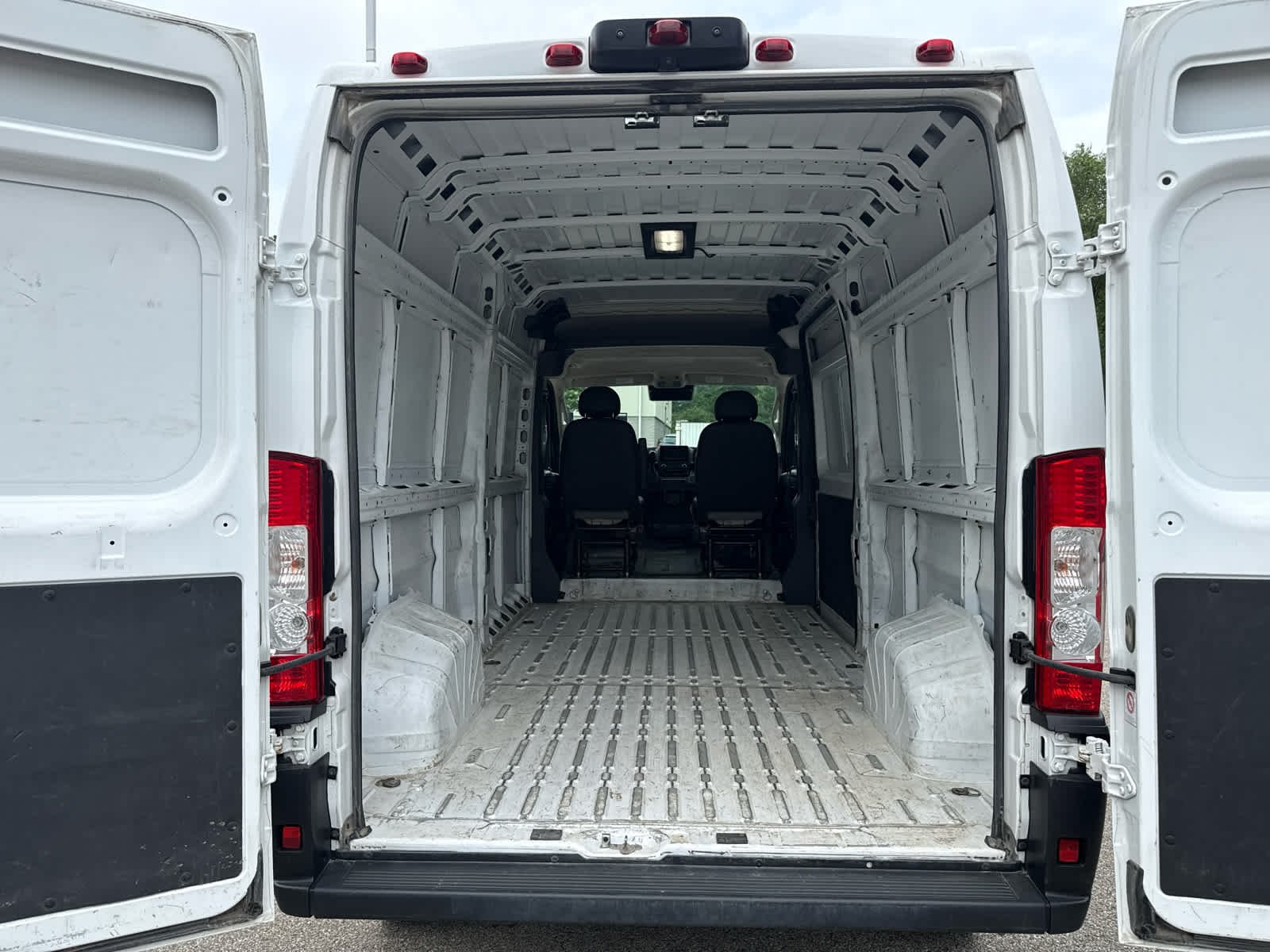Used 2024 Whi/white Ram Tradesman image 7