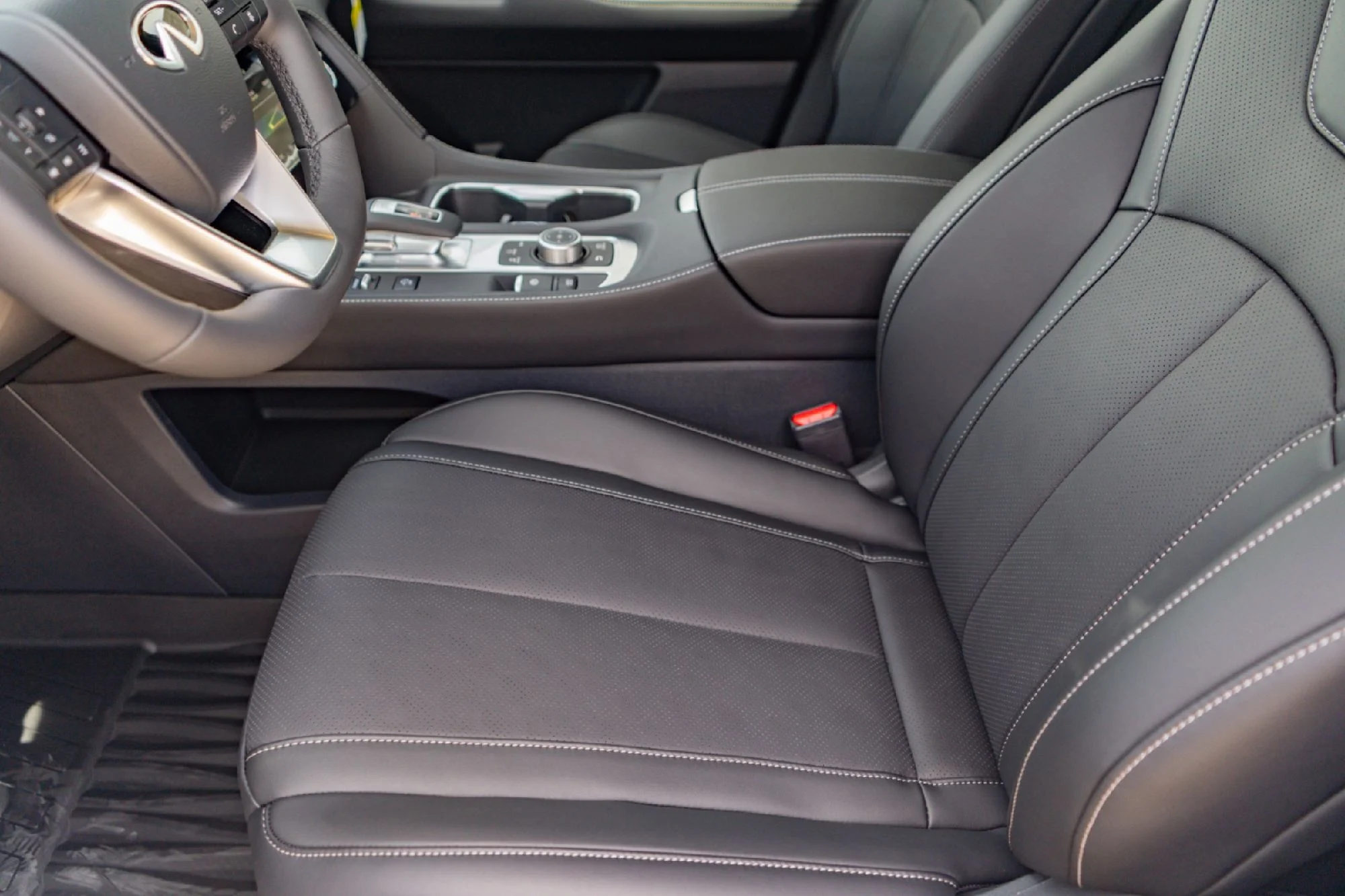 New 2027 RADIANT WHITE INFINITI Luxe FWD image 9