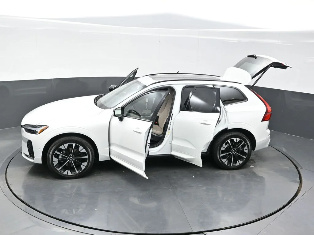 New 2026 Crystal White Volvo Plus image 32