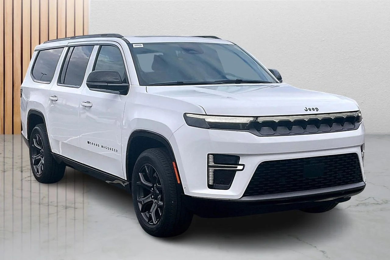 New 2026 Bright White Clear-Coat Exterior Paint Jeep Limited Altitude image 2