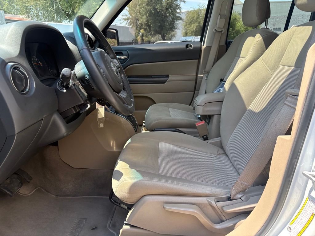 Used 2016 White Jeep Latitude image 8