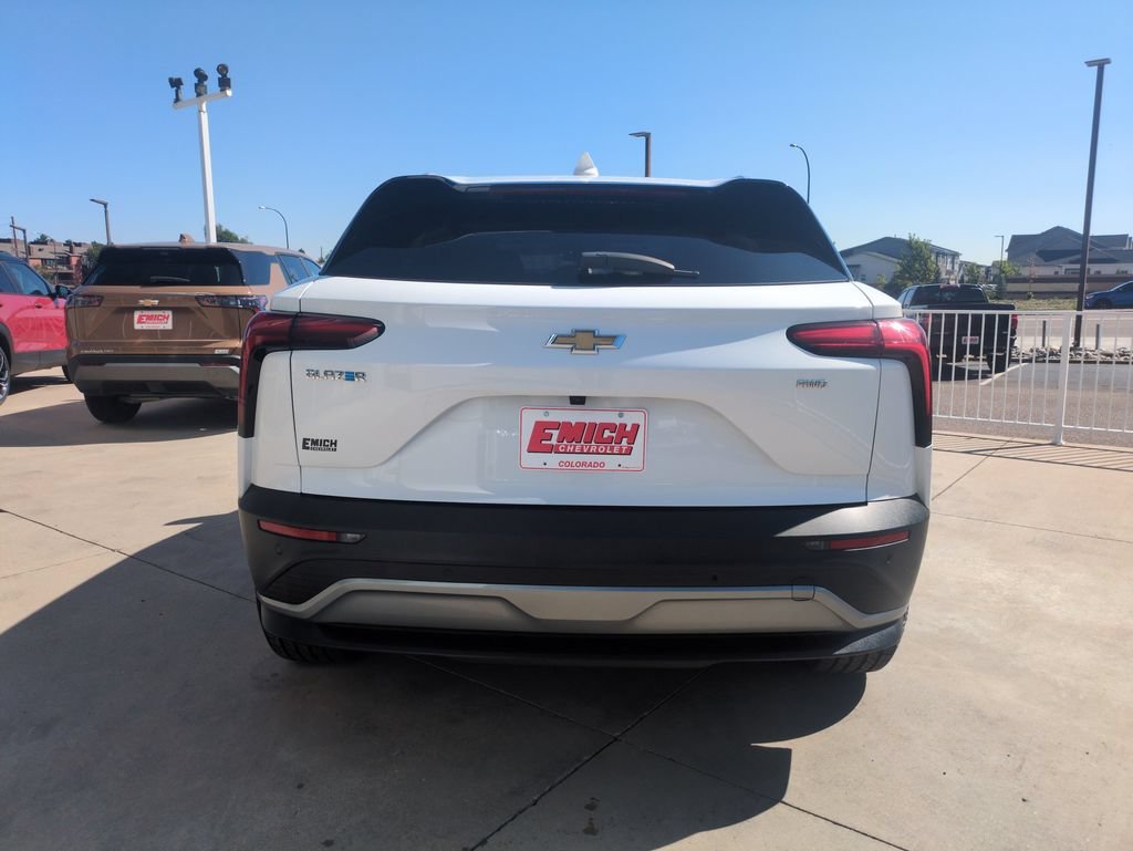 Used 2024 Summit White Chevrolet LT image 4
