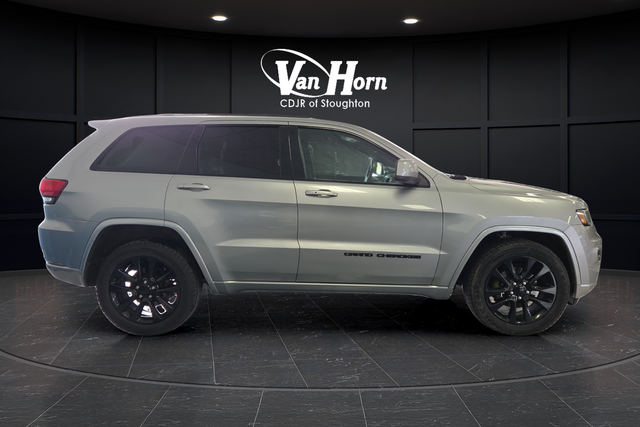 Used 2017 Billet Silver Metallic Clearcoat Jeep Altitude image 8