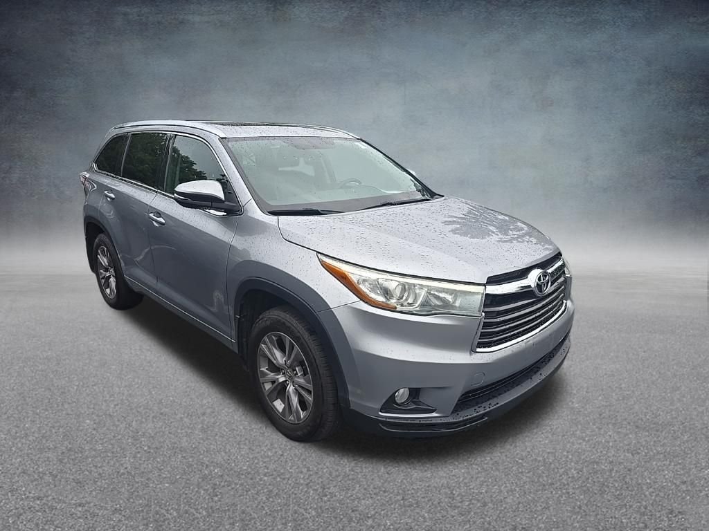 Used 2015 Silver Sky Metallic Toyota XLE V6 image 2