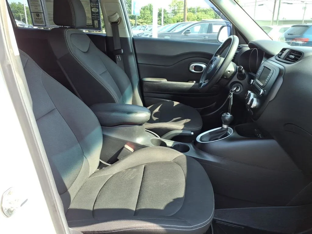 Used 2018 White Kia Base image 18