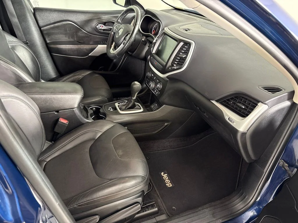 Used 2018 Blue Jeep Latitude Plus image 11