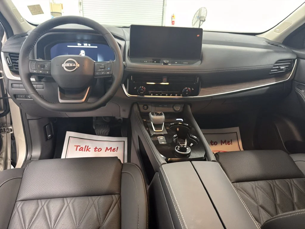 New 2026 Champagne Silver Metallic / Super Black Two-tone Nissan Platinum image 16