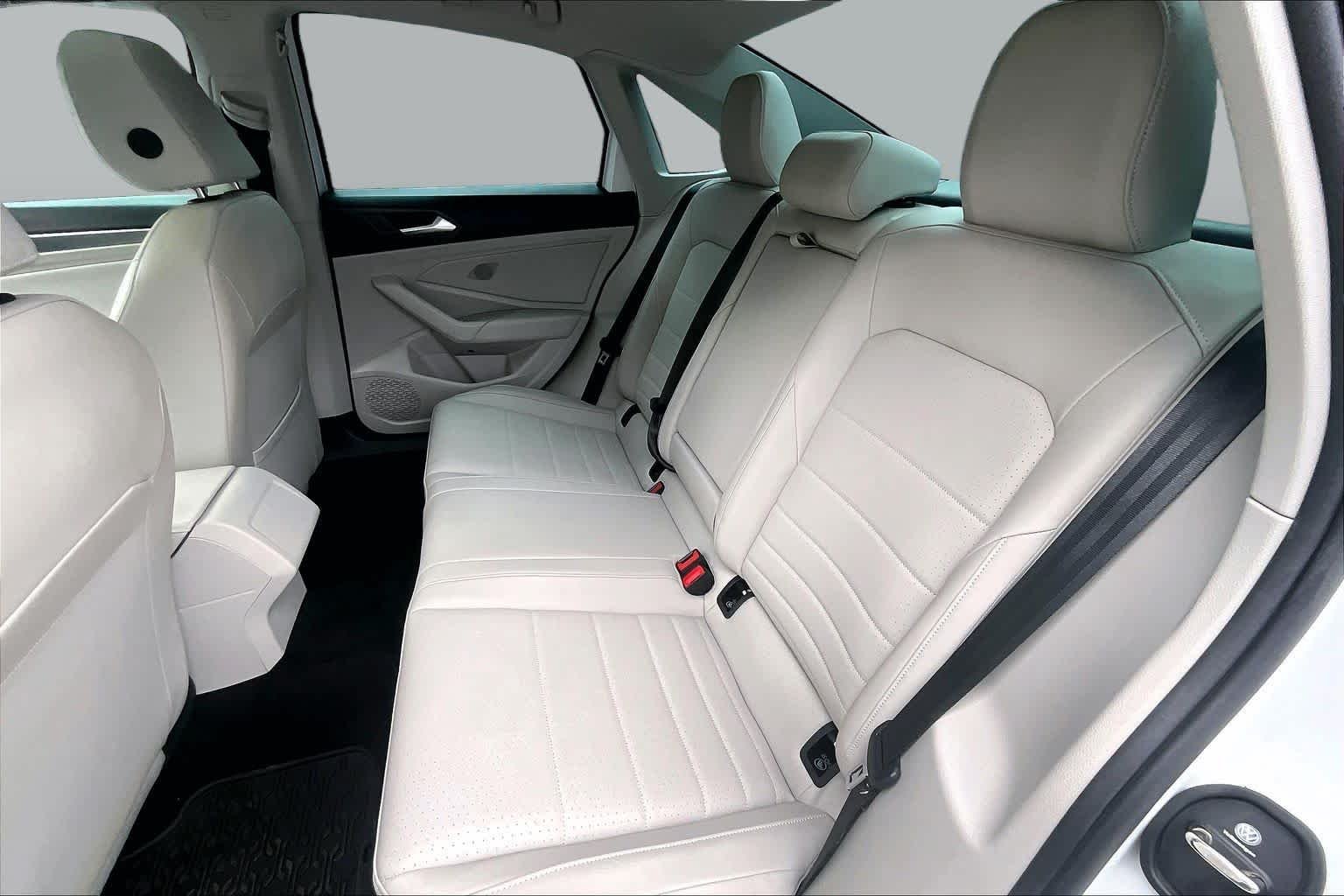 Used 2023 Opal White Pearl Volkswagen SE image 21