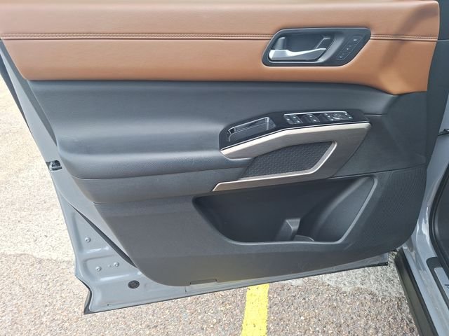 Used 2025 Gray Nissan Platinum image 11