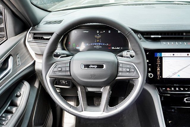 New 2026 Diamond Black Crystal Pearl-Coat Exterior Paint Jeep Limited image 23