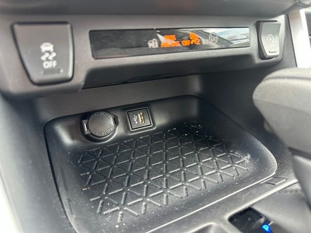 2025 Toyota RAV4 XLE - Photo 16