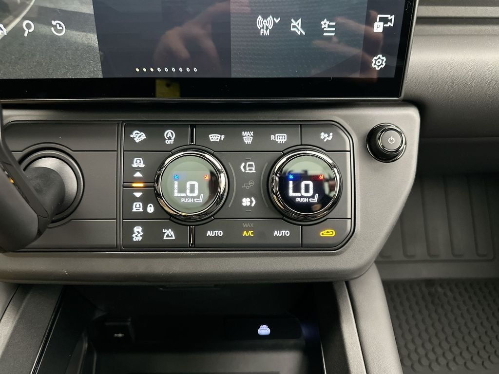 New 2026 Narvik Black Land Rover OCTA image 21