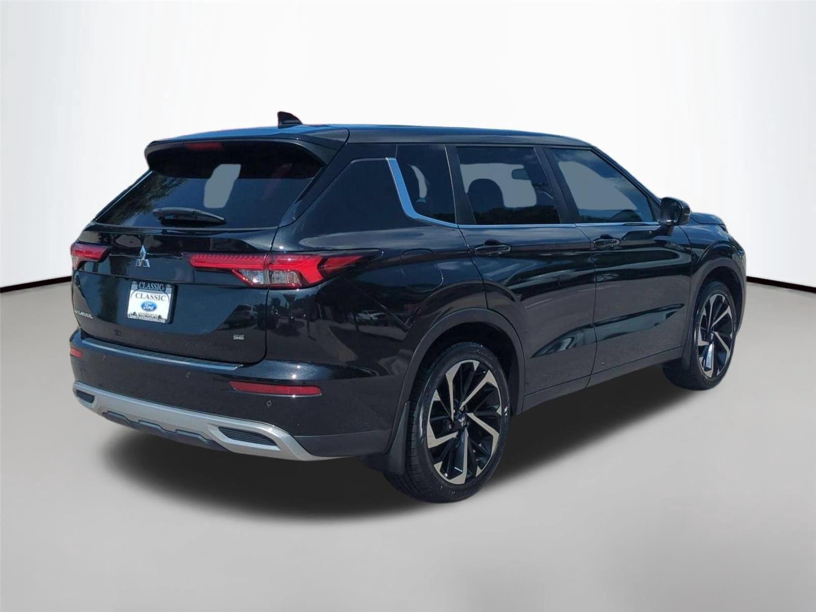 Used 2022 Labrador Black Pearl Mitsubishi SE image 5