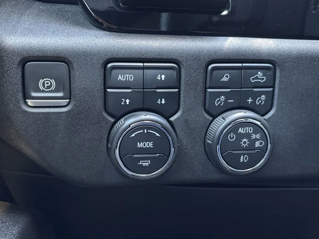 Used 2023 Iridescent Pearl Tricoat Chevrolet High Country image 22