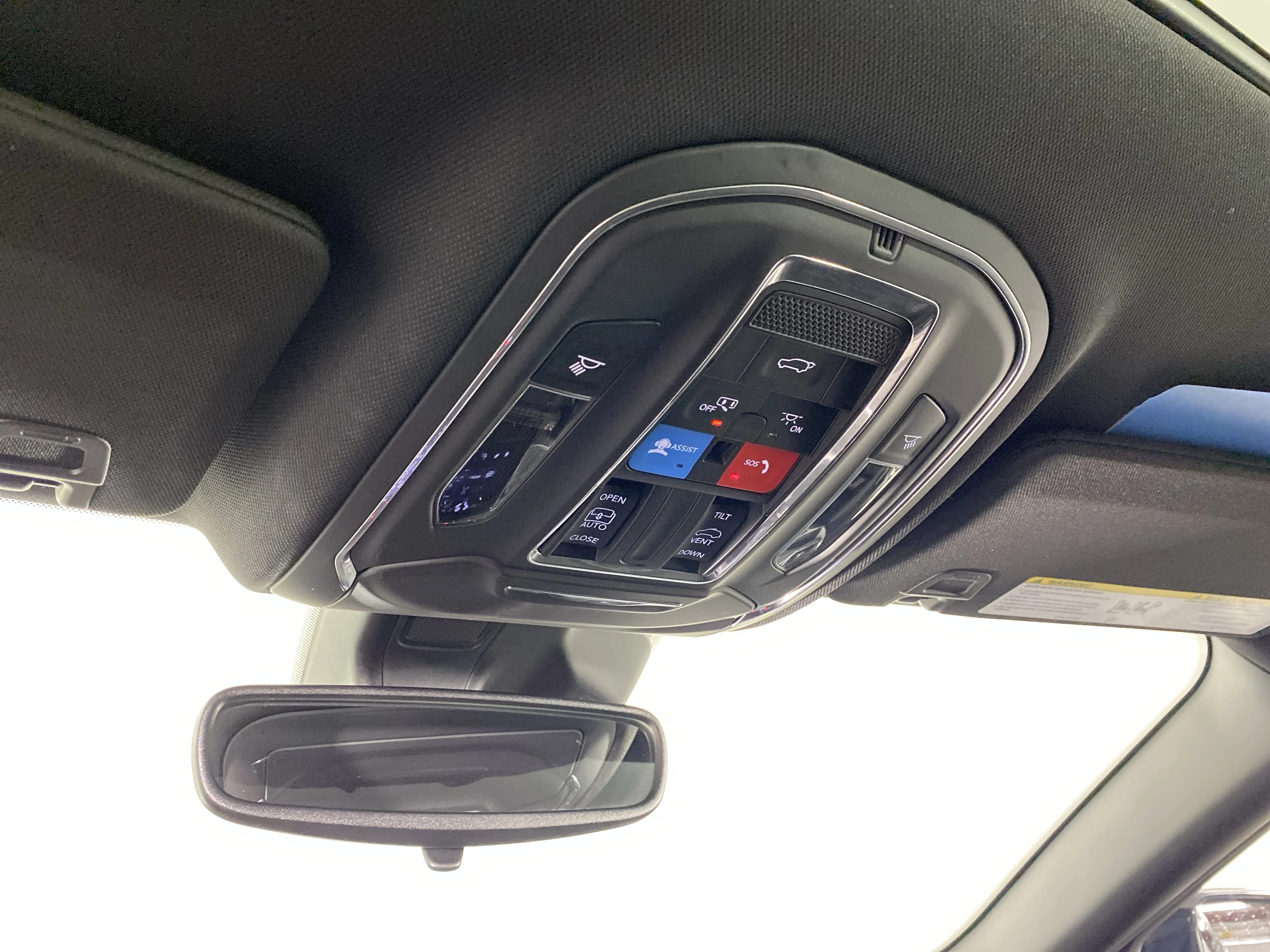 Used 2023 Diamond Black Crystal Pearlcoat Jeep Altitude image 27