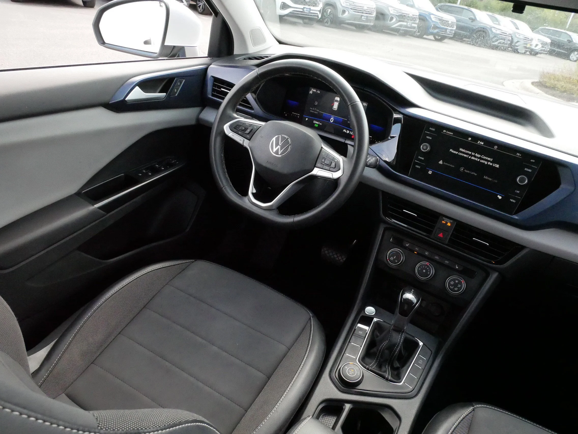 Used 2022 Pure White Volkswagen SE image 9