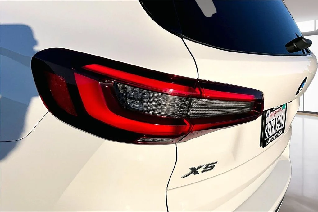 Used 2021 White BMW xDrive40i image 21