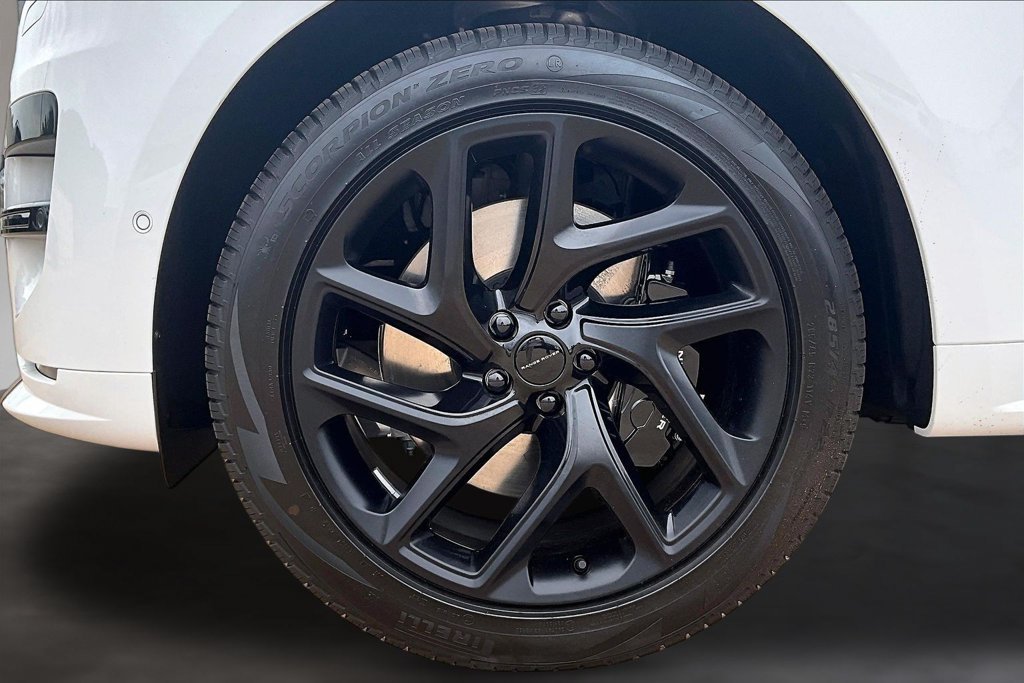 New 2027 Fuji White Land Rover  image 12