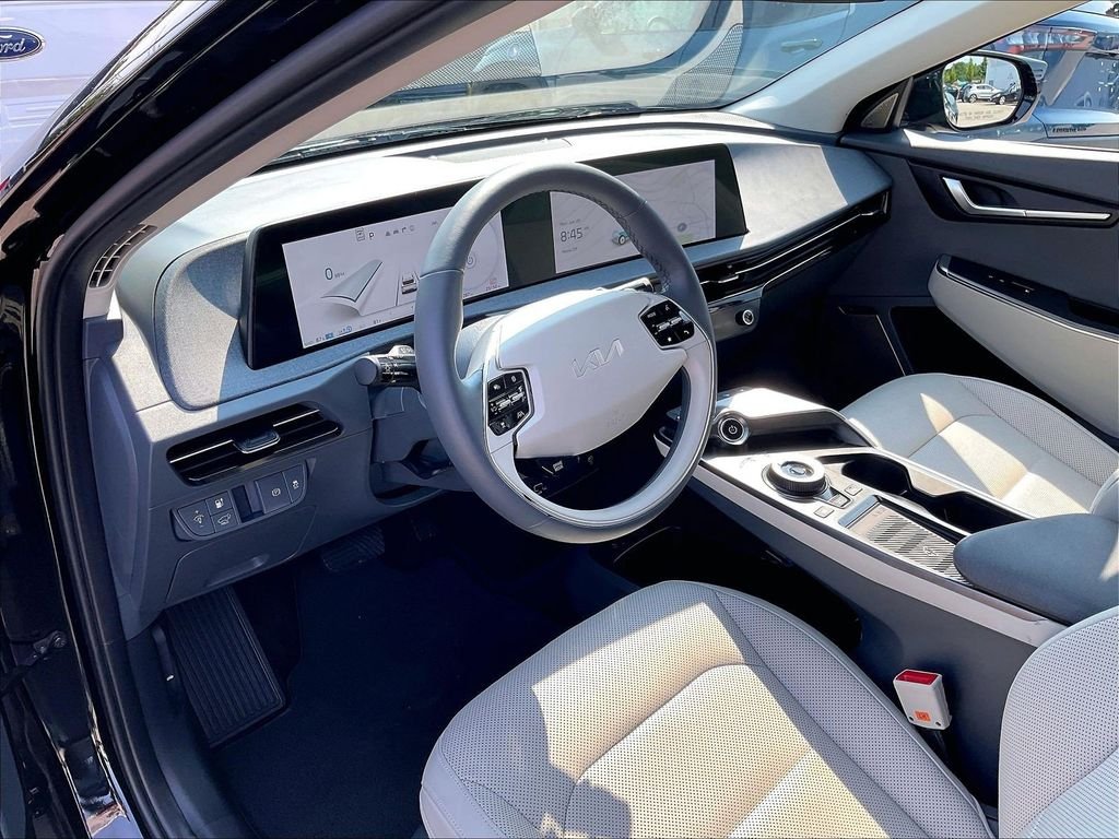 Used 2022 Black Kia Wind image 8