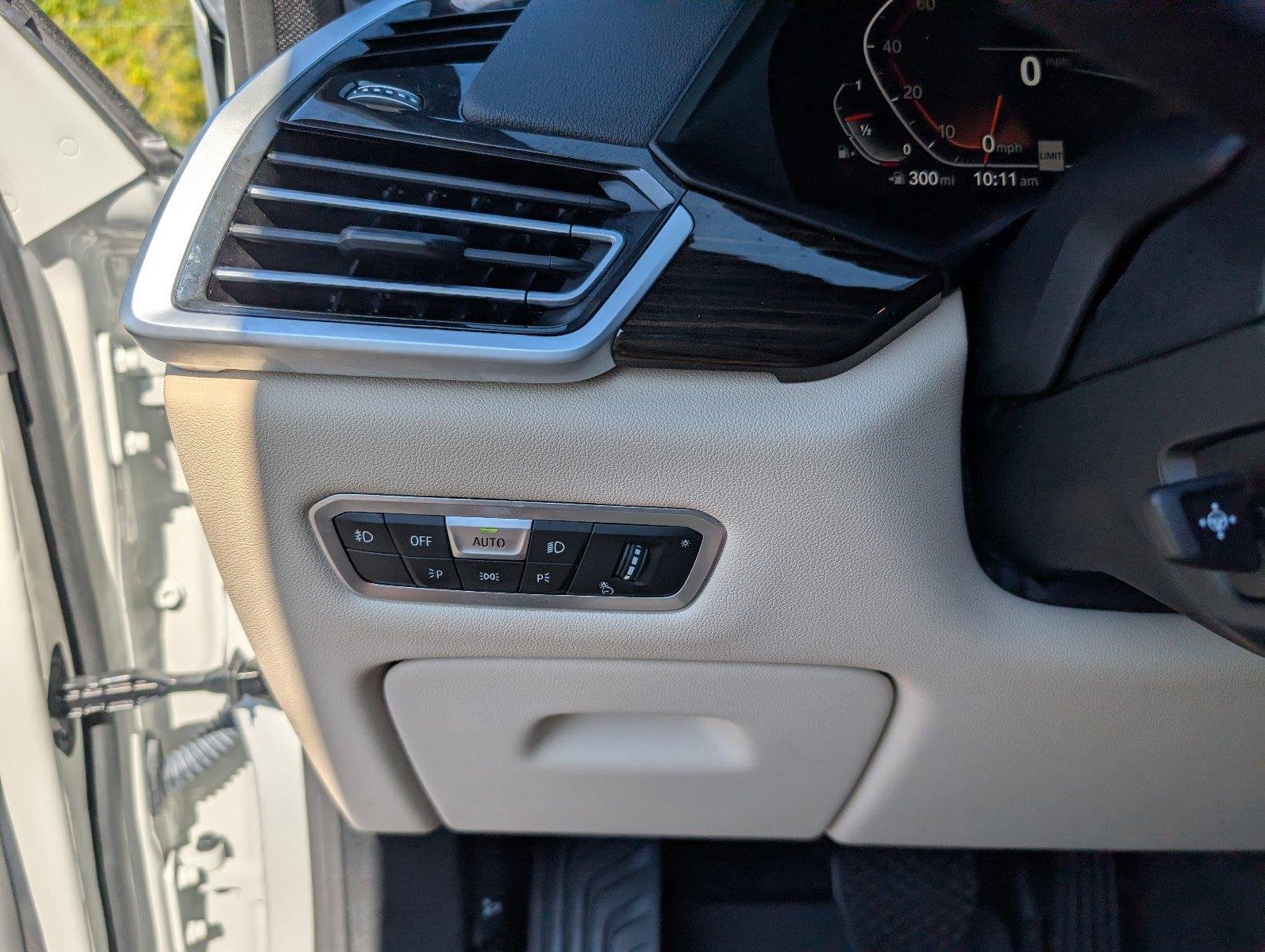 Used 2021 Mineral White Metallic BMW sDrive40i image 28