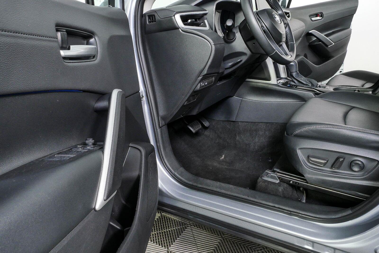 Used 2025 Sonic Silver Toyota XLE image 7
